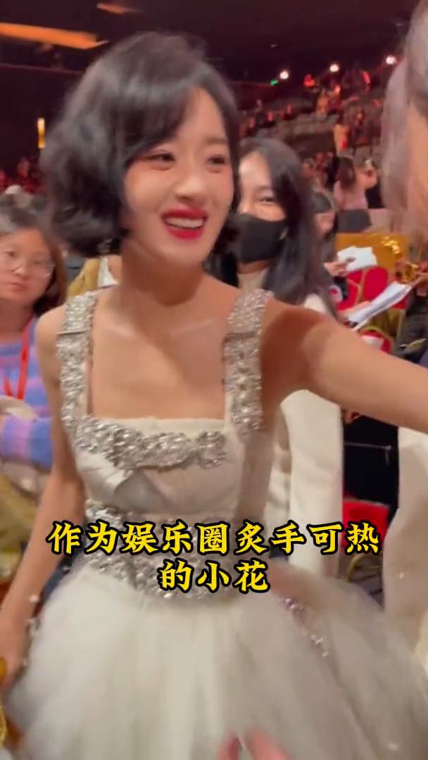 不同选择杨幂。真是开了眼了，杨幂和赵丽颖同样是离婚，但背后的差距竟是天地之别。