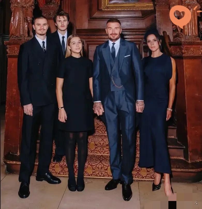 贝克汉姆被册封为爵士，这本是家族荣耀时刻，可大儿子布鲁克林却缺席了。自布鲁克林娶