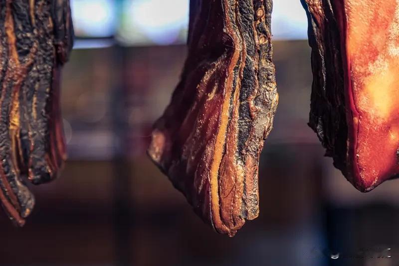 腌腊肉放盐量可有讲究。一般来说，每10斤肉放7两到1斤盐比较合适。要是盐放少了，