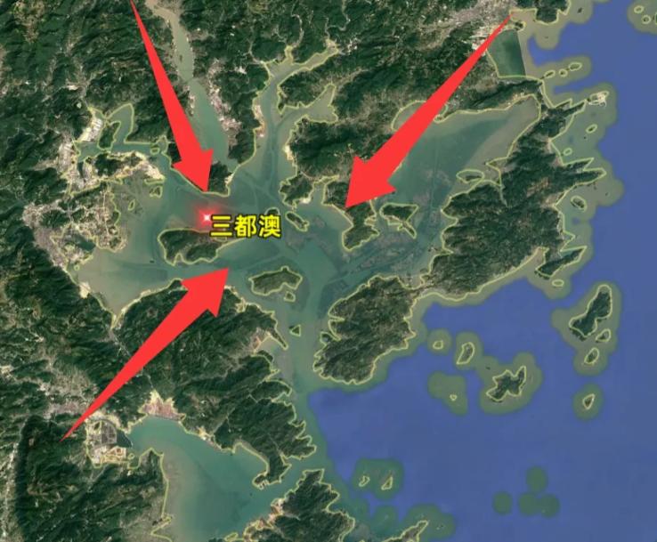 中国发现一个能停靠上百艘航母的深水港，位置太关键了！你敢信吗？在咱们国家的东