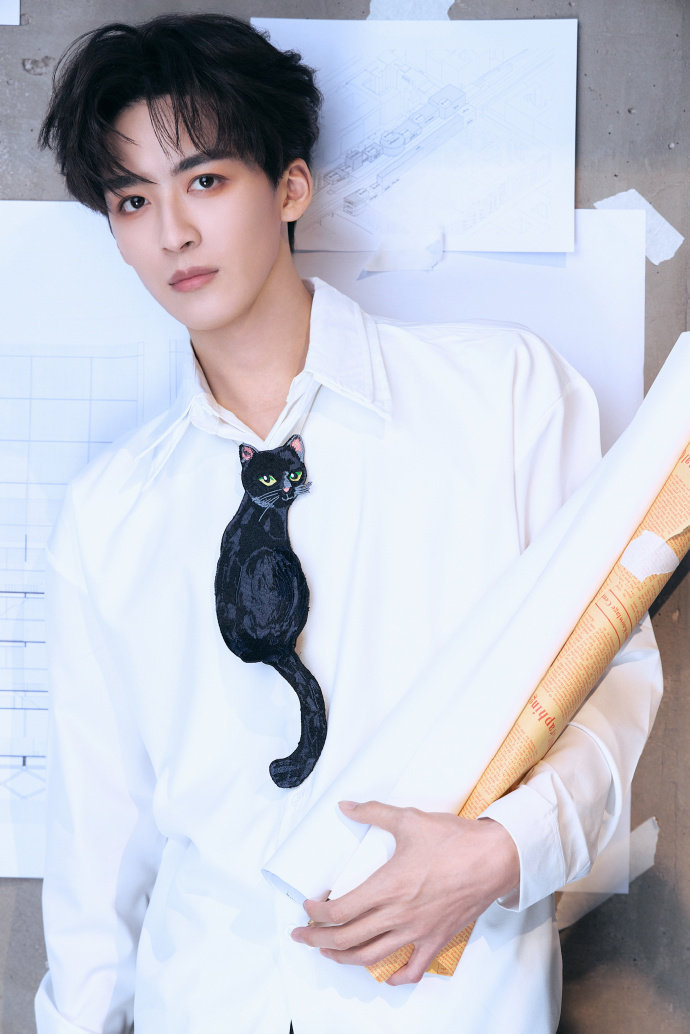 何洛洛25岁黑猫咪白衬衫生日照今天是何洛洛二十五岁生日今天是何洛洛二十五岁生