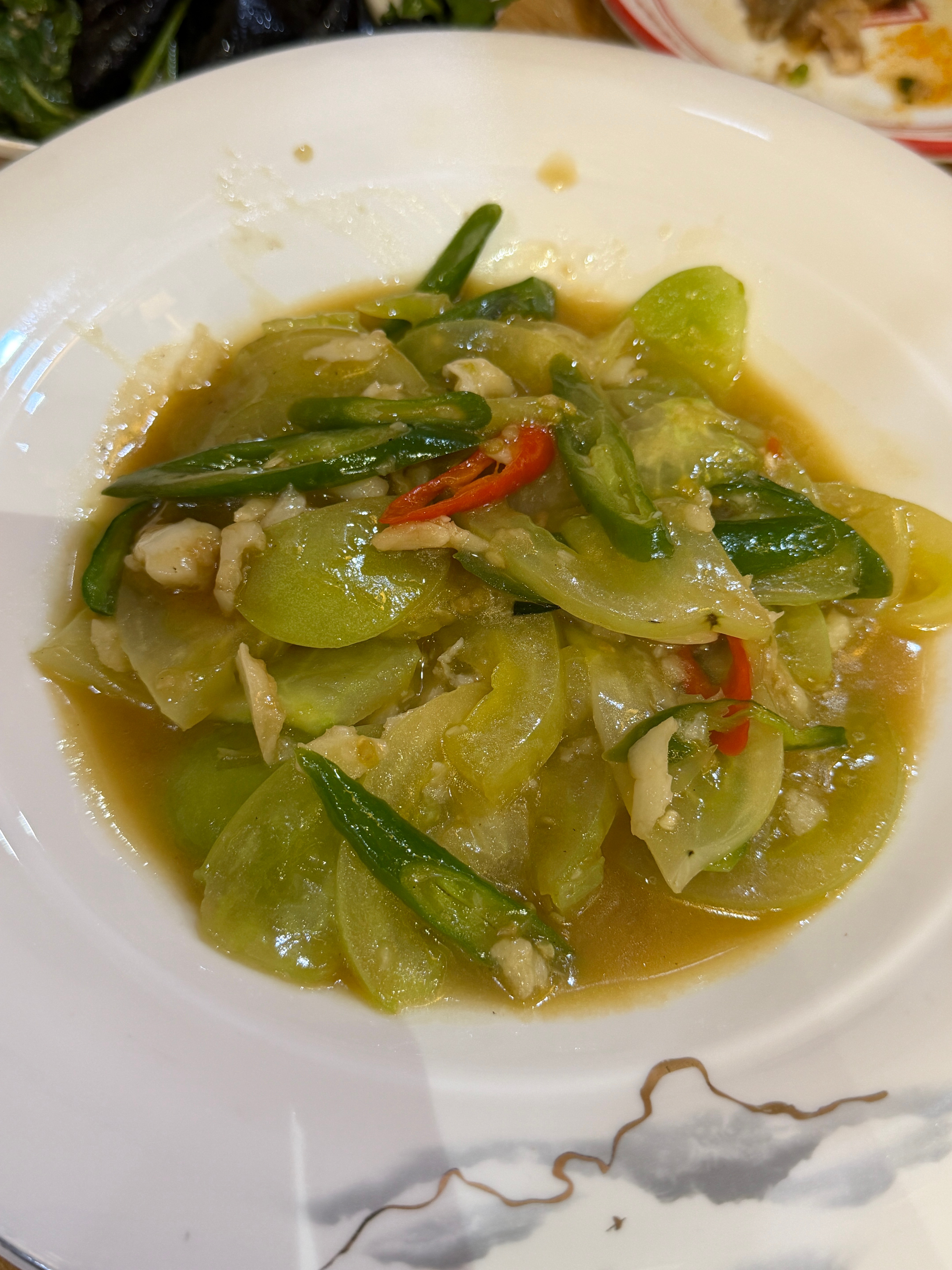 荆芥拌黄瓜，炒青番茄，葛记坛子肉闷饼这顿河南菜够地道吗