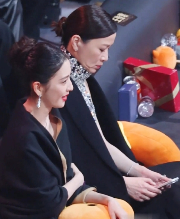 刚一看被佘诗曼嘴角的皱纹吓到觉得姐一贯状态很好，不至于这么多皱纹吧？仔细一瞅才