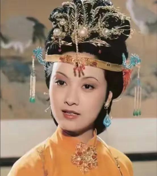 68岁邓婕深夜泪崩！离婚协议成“母爱禁令”，继子泰国炫富，养女撞脸张国立引全网热