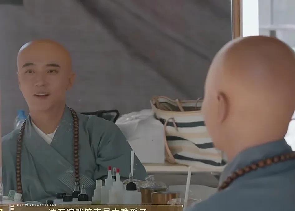 张丹峰在片场化好妆等了一整天都没有等到郝蕾叫他拍戏，张丹峰无奈的说：“这不演戏就