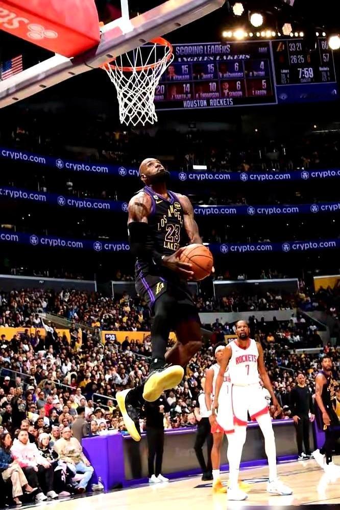 现在只要提到勒布朗，评论区就炸。前NBA球员尼克·杨最近就说，聊詹姆斯就像点