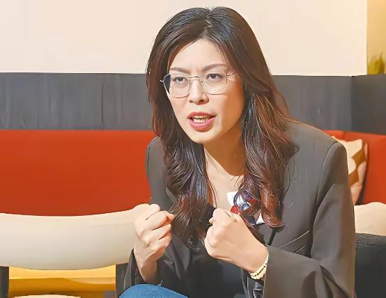 郑丽文昨天在美国媒体CNN采访报道中，抛出四点主张，把两岸困局讲得明明白白，充分