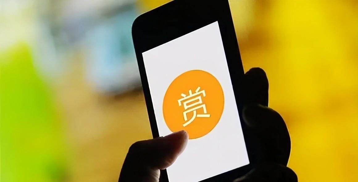 北京，已婚女子迷上了00后男主播，9个月内，就先后在其直播间打赏了1.8万次，共