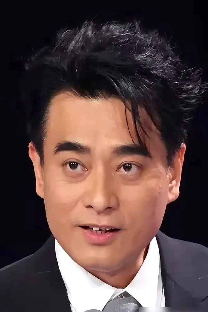 陈龙无滤镜生图火了，牙齿东倒西歪，年近50岁这状态真敢拍！他牙缝明显，甚至可