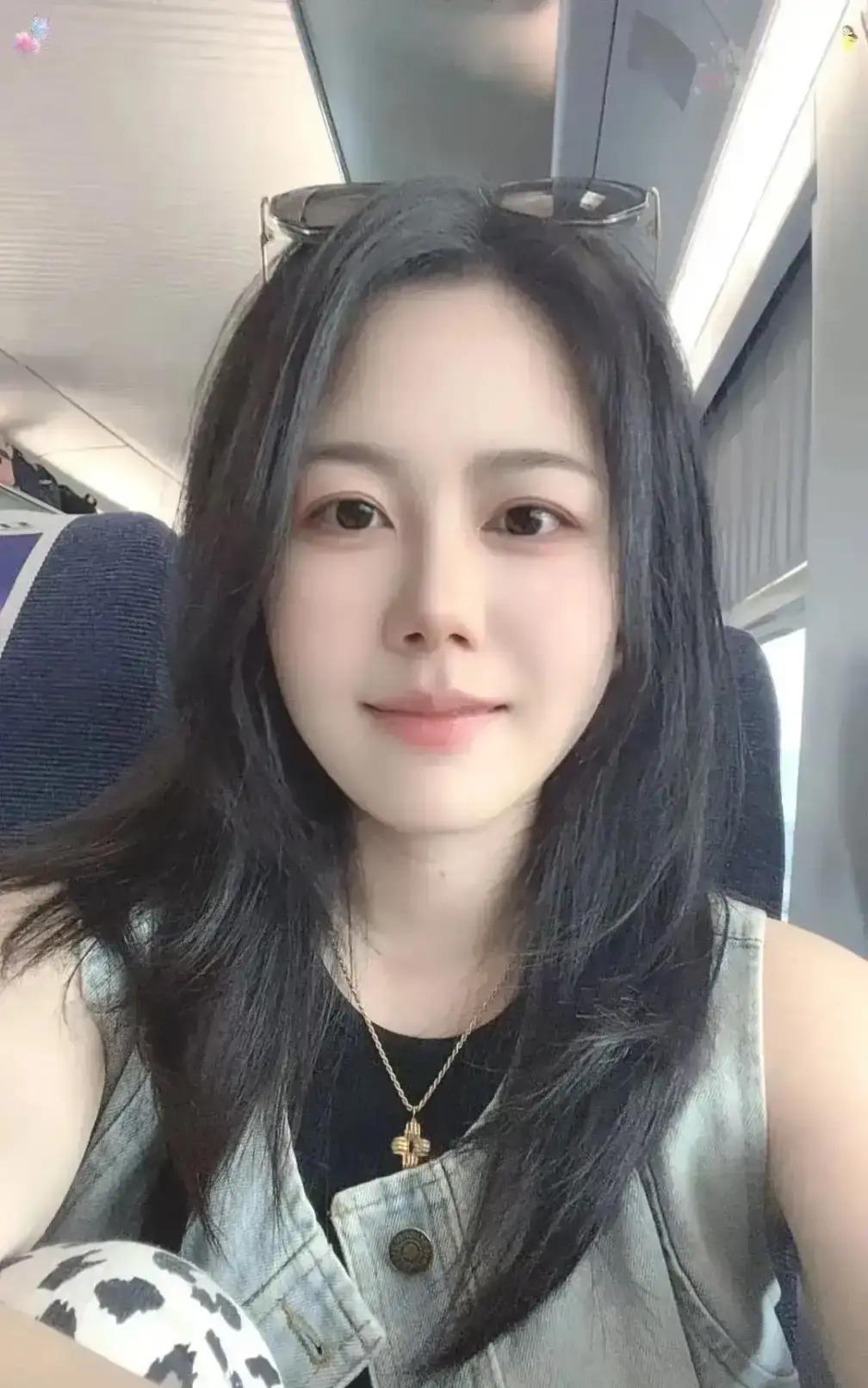 39岁老哥坐在公交站，背包磨得发白，手机屏幕上是招聘软件又一条“岗位已关闭”他刚