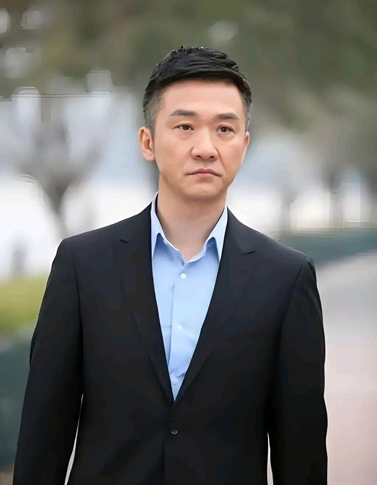 黄志忠离婚13年净身出户！56岁仍独居，片场雨中跪戏背后藏着多少心酸？凌晨三