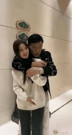 看到两人亲密的样子，刚开始还以为是情侣，当看到两人的年龄，瞬间不淡定了！也不可