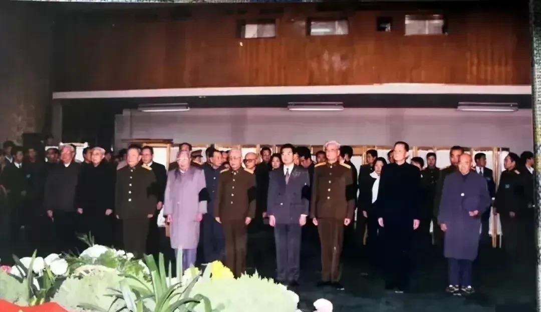 杨得志上将遗体告别式现场。右一是萧克上将，他与杨得志是湖南老乡，在解放战争时期