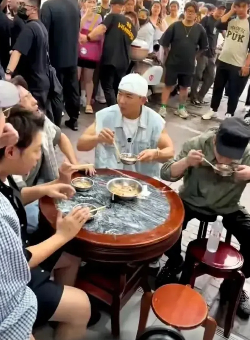 这个邕味老友的店长黄女士这时候站出来为刘畊宏证明没有清场，实在是太愚蠢了！现