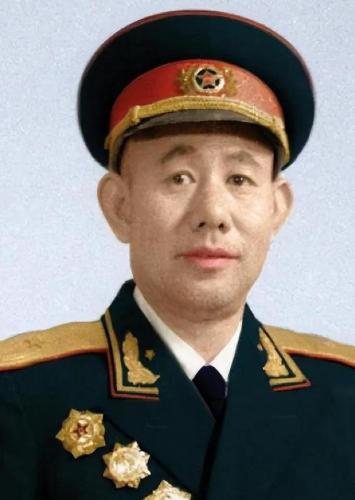 1951年，志愿军开会，彭德怀大喊了一声：“黄朝天，你给我站起来！”违反命令的黄