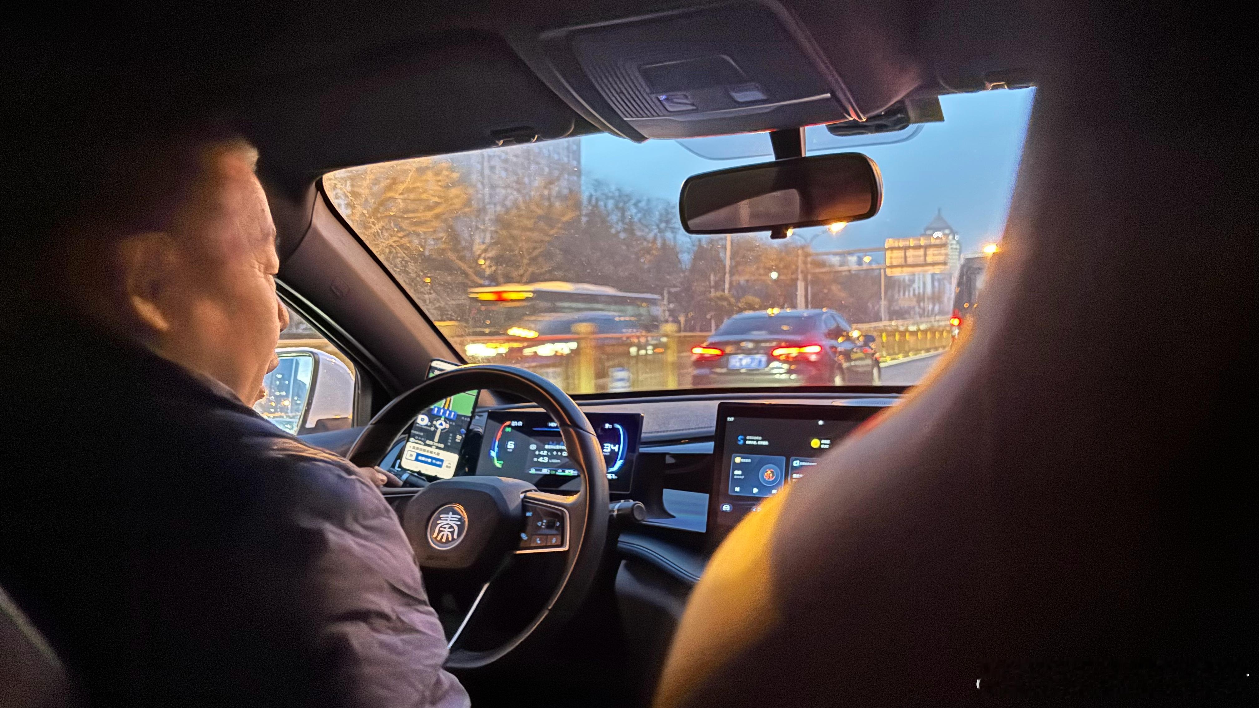 打了辆比亚迪秦PLUS，司机说这车去年买的，花了七万九千八，再往前倒一年车价十二