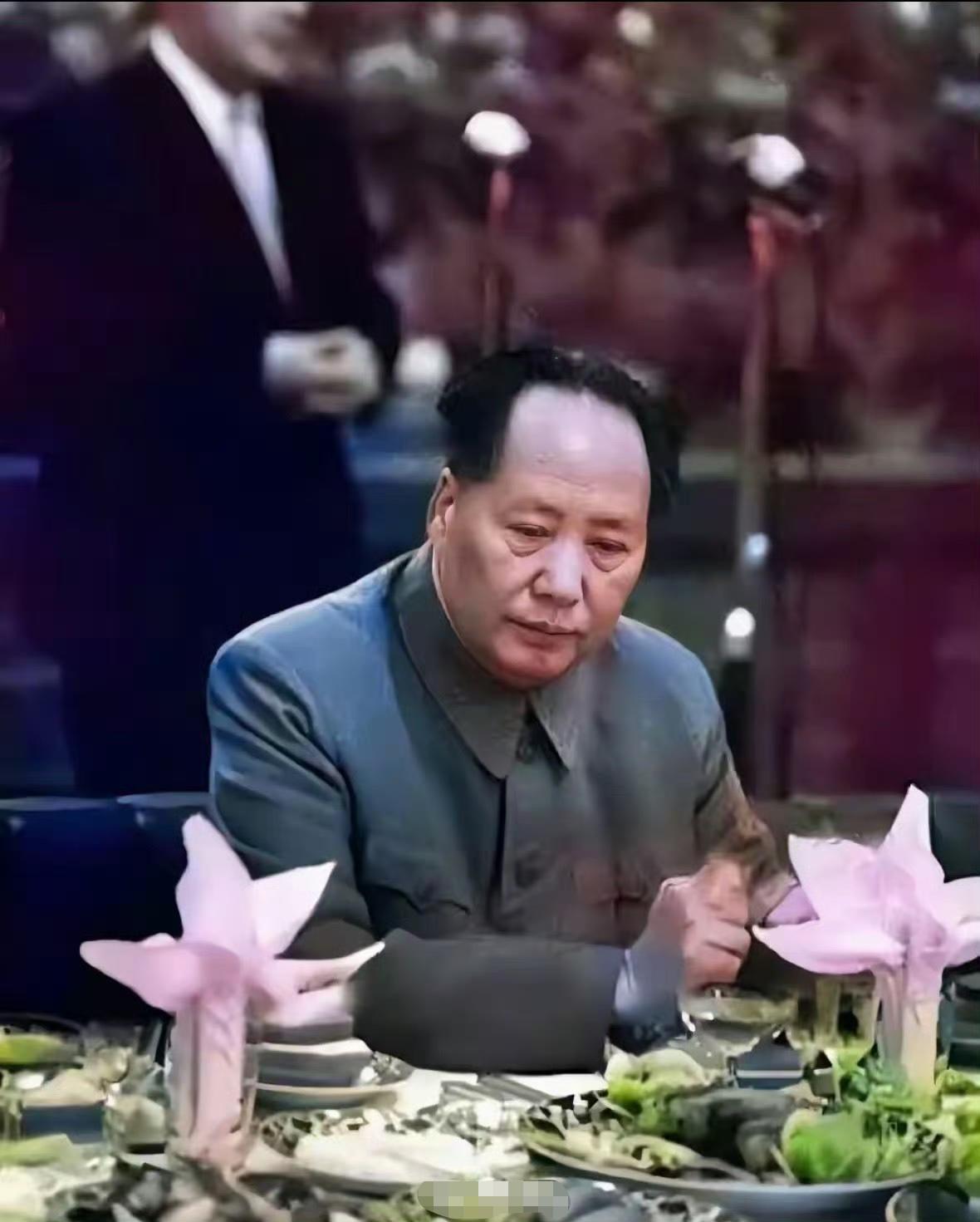 面对奢侈的晚餐，老人家面带不悦。1950年2月，毛泽东结束访苏行程回国，27日