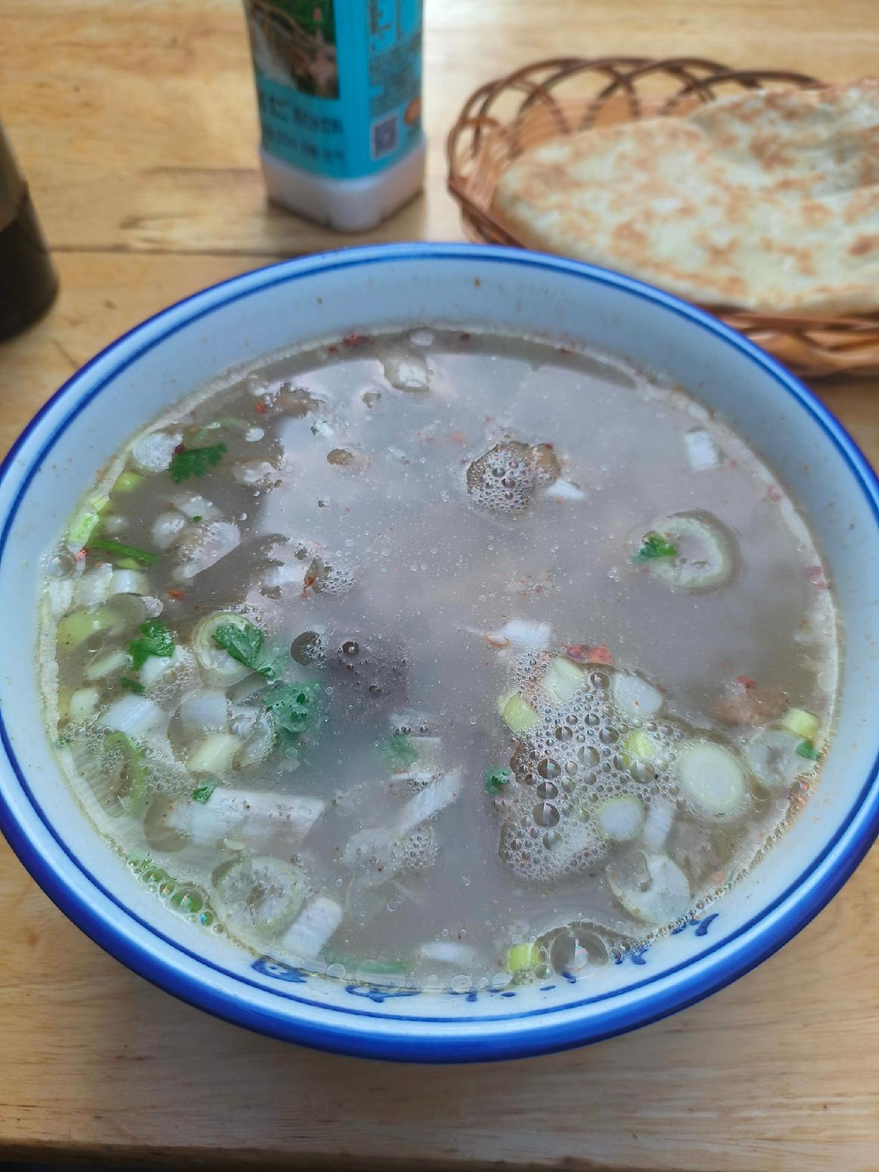 😋口味：他家的主要客户就是旁边的铜加工厂工人大哥的。口味属于标准的涧西料汤，但