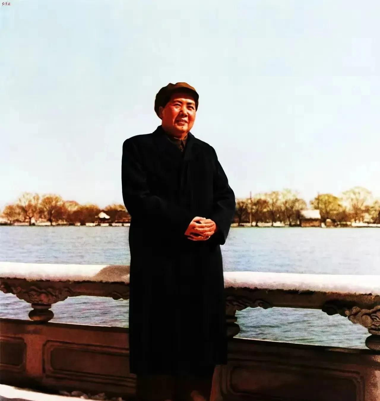 主席的这张照片拍摄于1954年1月，当时的杭州也下起了大雪，主席在西湖边赏雪，走