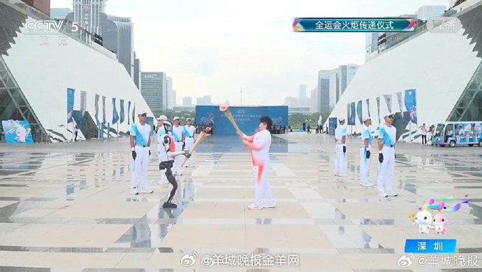 #十五运火炬传递##机器人当上火炬手了#【点赞！#机器人高举全运会火炬开跑#[加