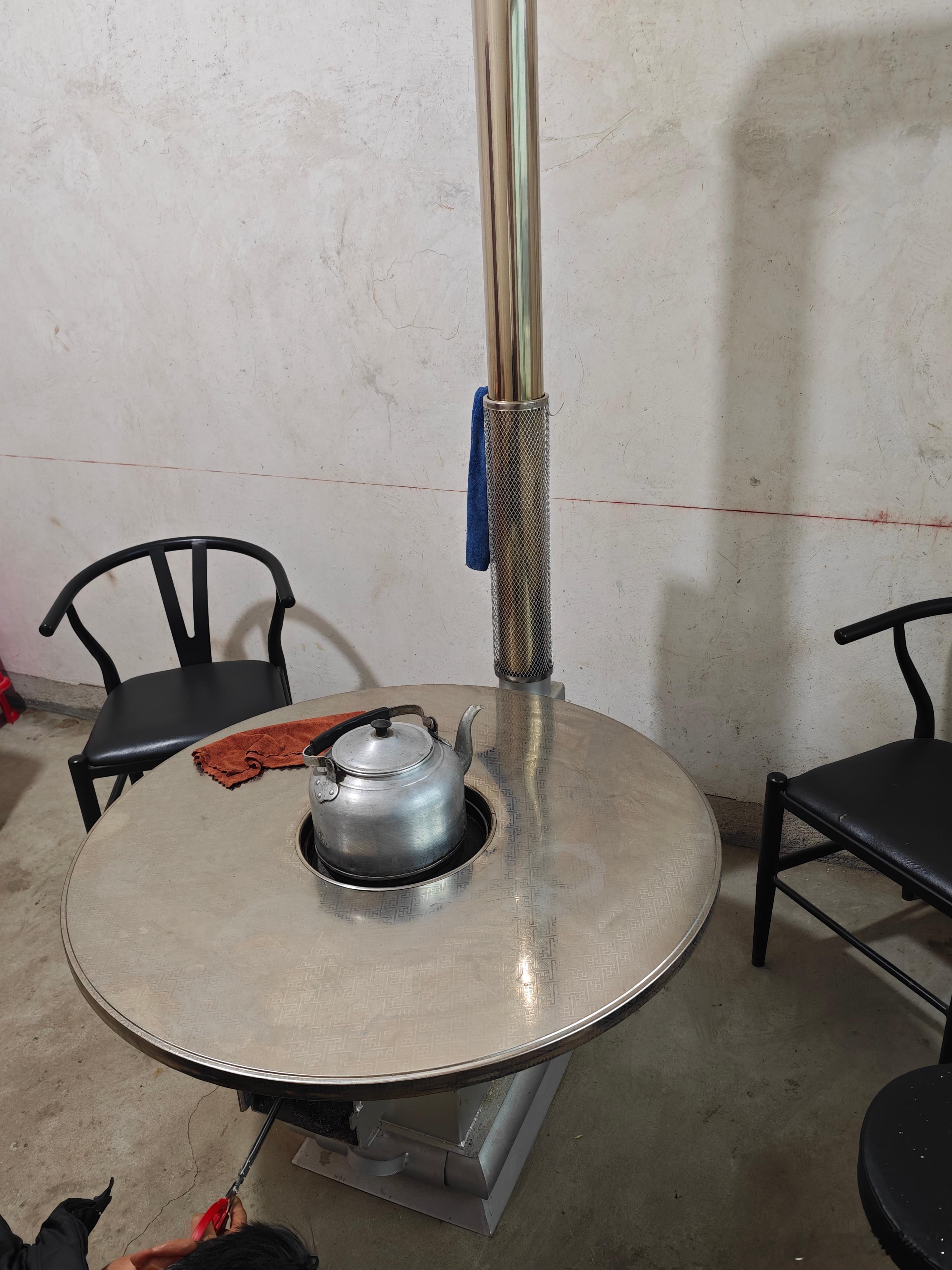 回来收车顺便回老家吃个饭爸妈现在基本上在农村里长住了正好有个房间之前放柴火