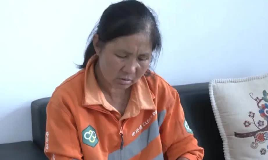 一位保洁阿姨在河里清扫垃圾时，发现一捆“现金”，包裹很严实，这样一捆至少有十万元