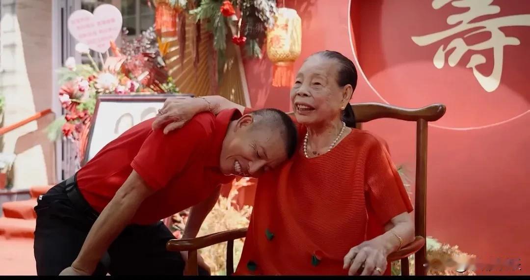 这才是富豪庆生的天花板！福建大佬为母亲贺寿捐1000万，吃母亲剩面这一幕看哭多少