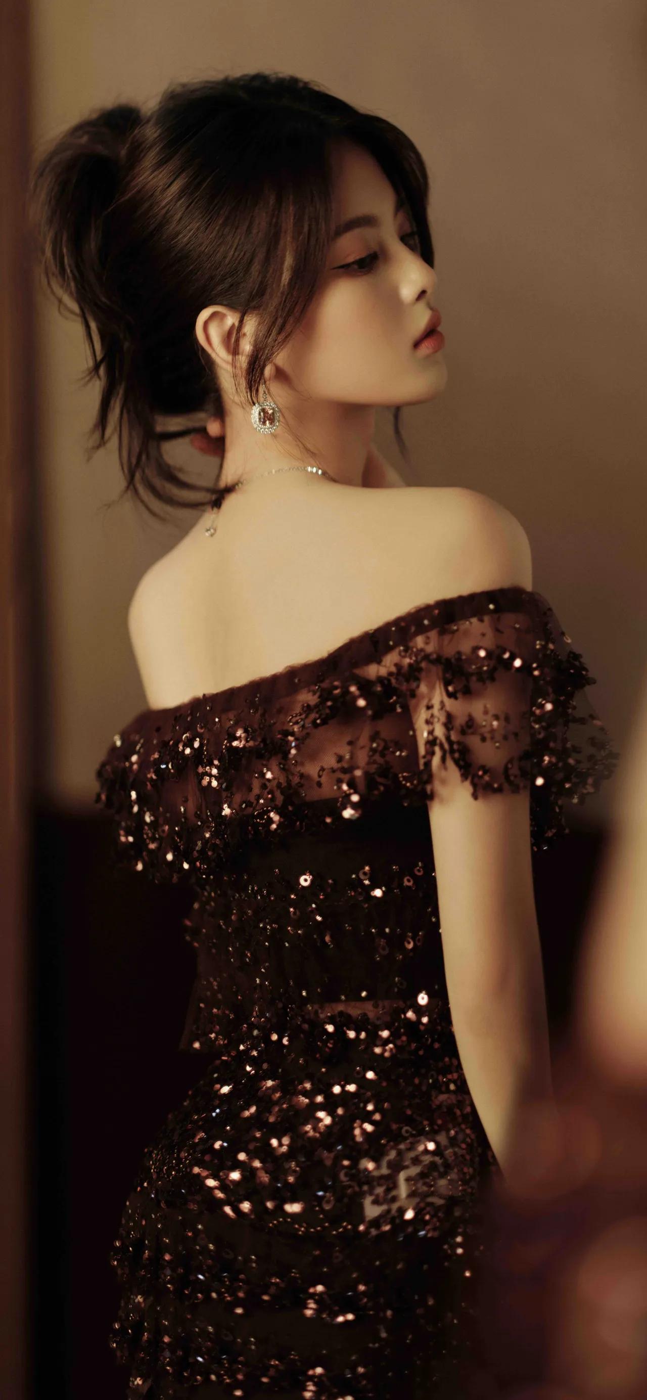 美女壁纸～杨超越，焦糖暖光，碎发慵懒。亮片裙缀满星光，慵懒与矜贵共生。于静谧中绽