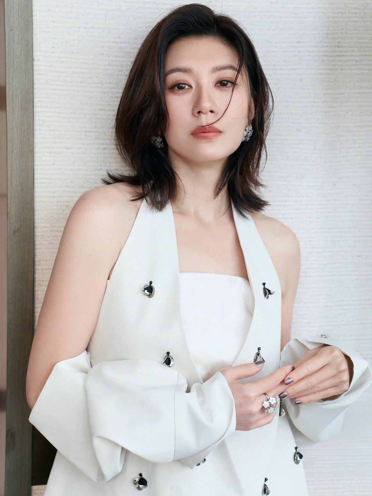 真的会被贾静雯的状态惊艳到！岁月好像格外偏爱她，年过五十，依旧优雅灵动，一颦一