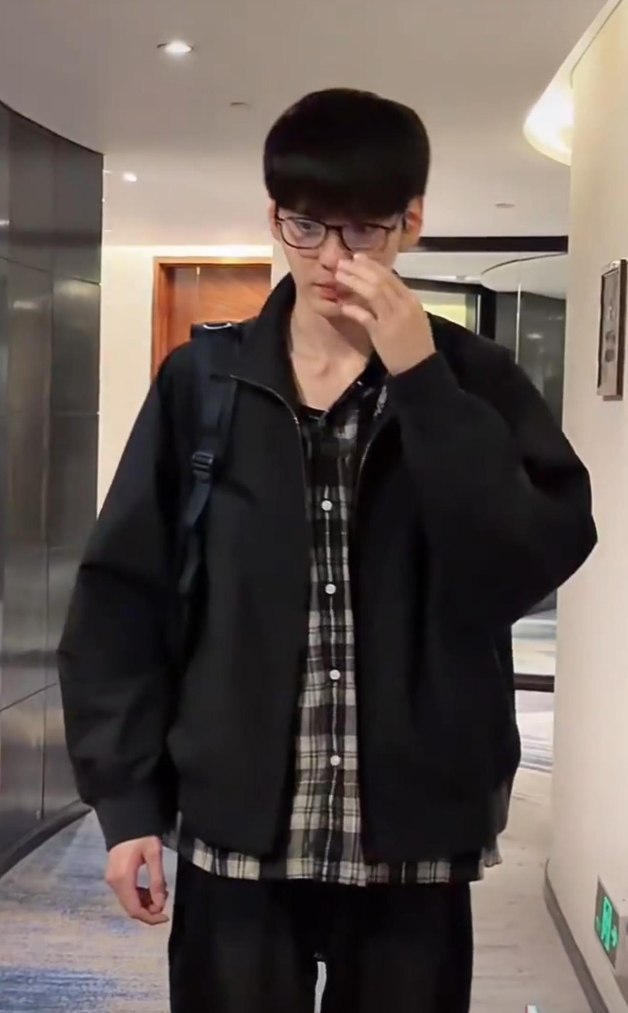 你们两个要干嘛？？？？人家越来越帅越来越美你们。。。我说话难听我先走了
