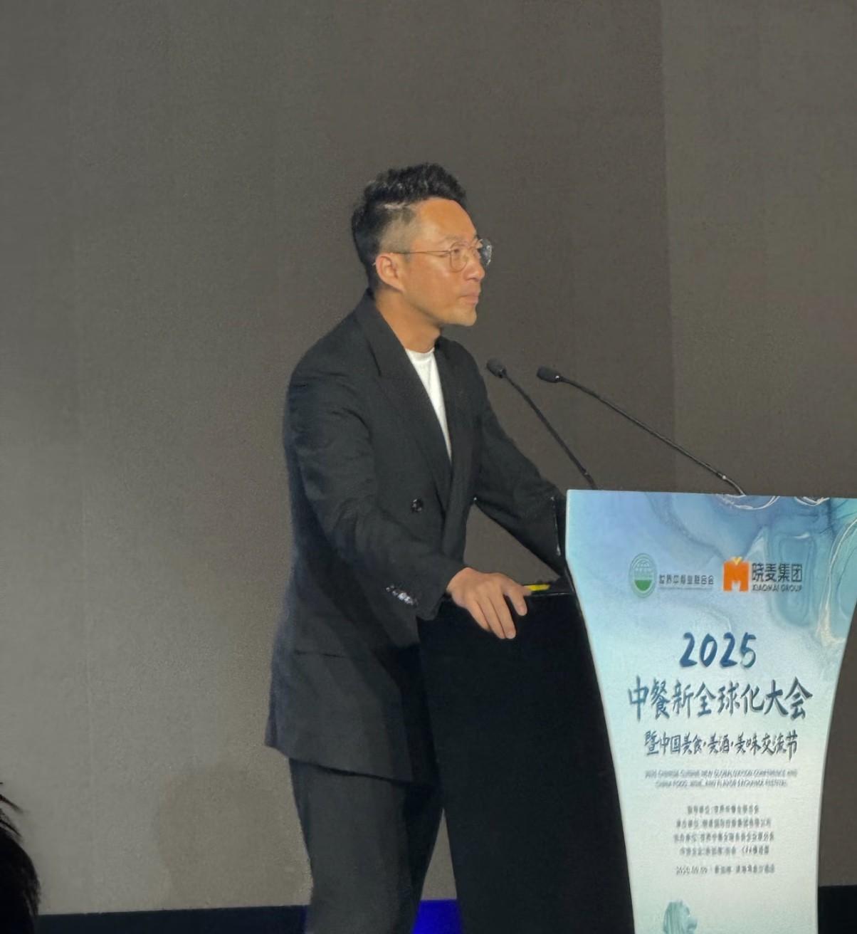 汪小菲也“学精”了！懒理s妈具俊晔的联手！未走漏一点风声的去新加坡，参加了“2