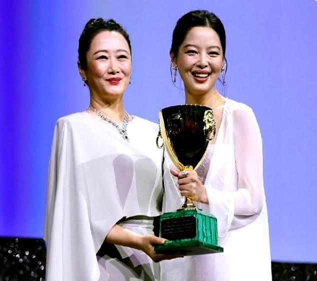 “撕奖天后”赵涛把威尼斯影后颁给辛芷蕾那一刻，华语电影完成了一次静默的权力交接。