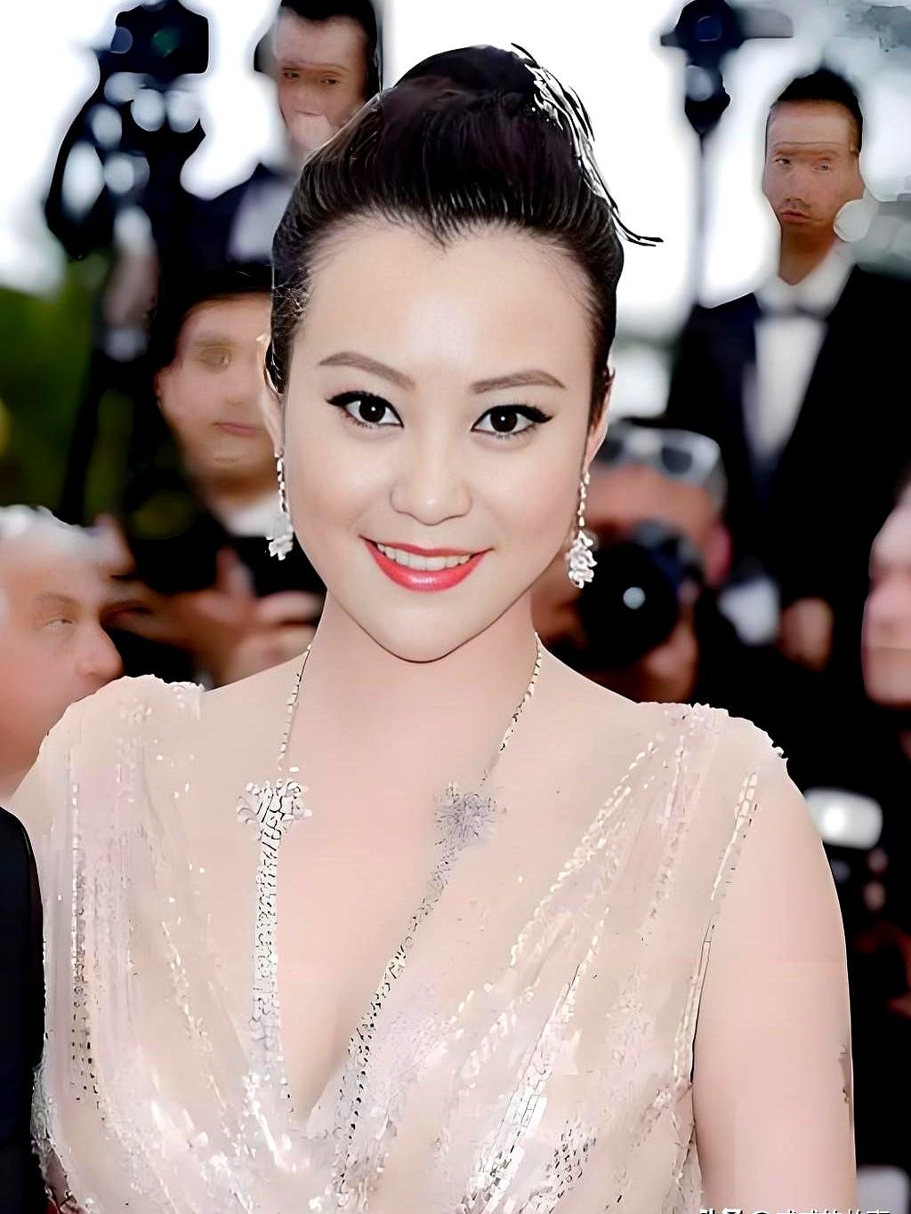 入行三十多年，终于拿了第一个电影表演奖。郝蕾这个名字，总算等到了。领奖台上，