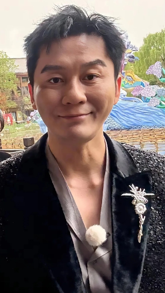 我现在算是有点懂李晨了。辛勤劳动在《跑男》里，像我们一样为了生活打工。他这人其