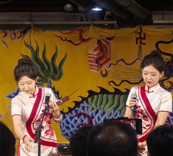 开始上热度了！鼓曲社上周在北京三庆园演了两场，票房、上座率都有保障。演出现场，观