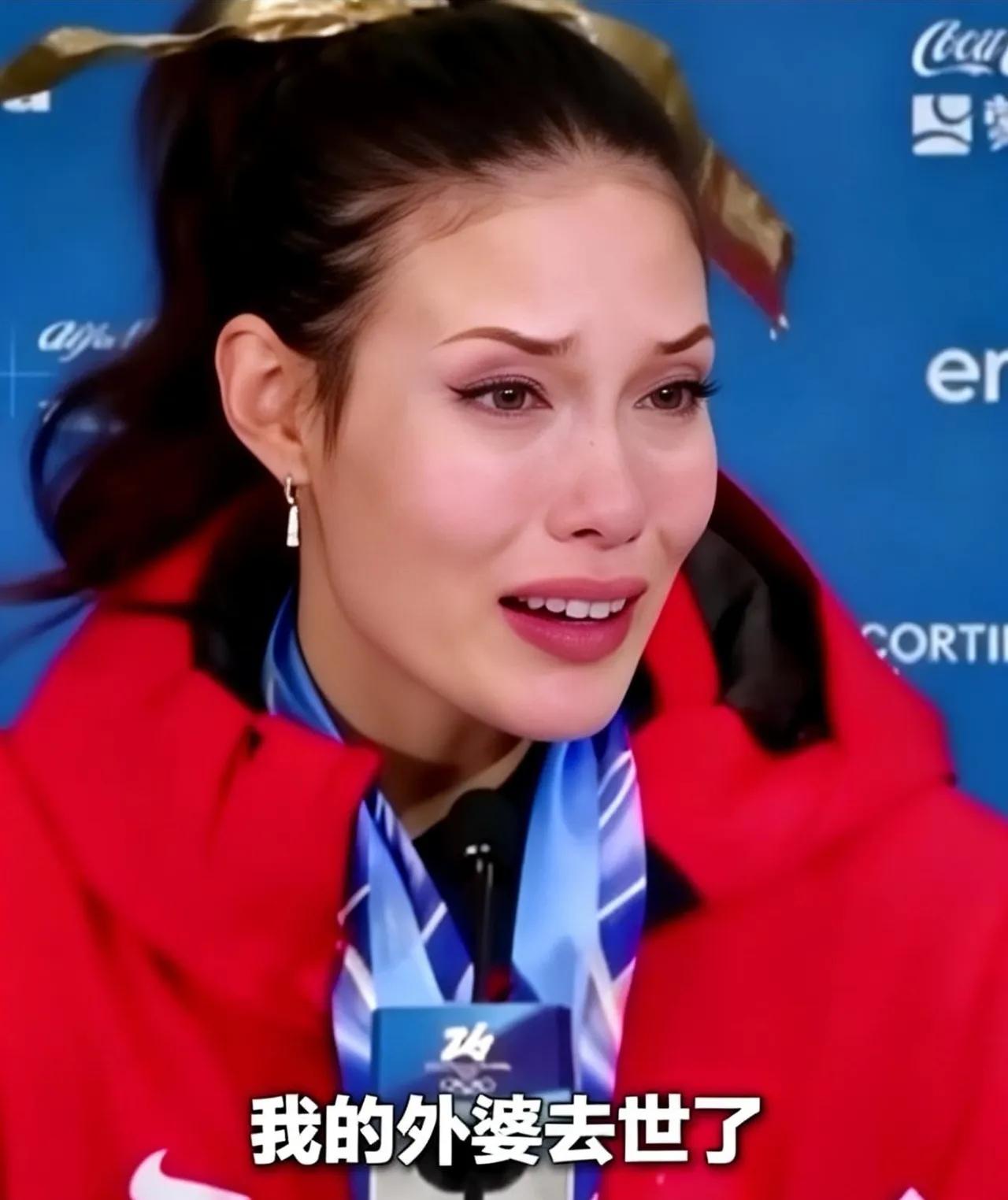 金牌刚挂上脖子，电话就来了，外婆走了。谷爱凌没哭着跑开，而是站在话筒前，把金牌