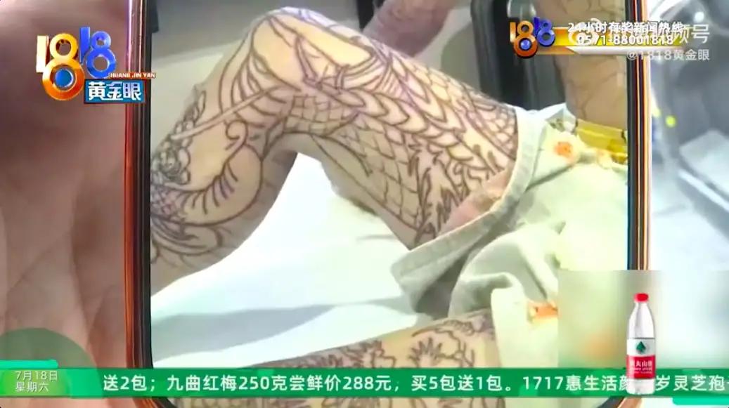 浙江杭州，一女子带14岁儿子，从江西来杭州过暑假，儿子瞒着她到纹身店，把双腿纹成