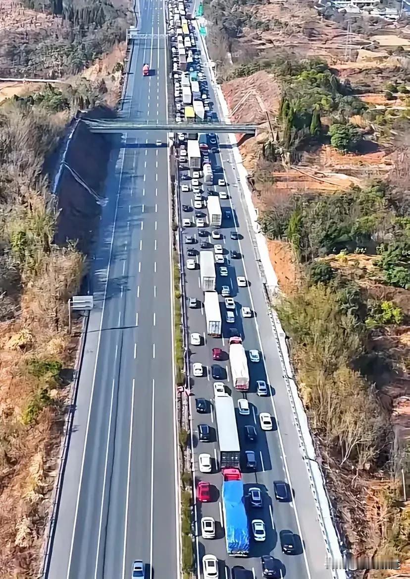 广东到湖南的高速公路，随着春节临近，进入湖南境内，高速公路有时是不怎么畅通的，但