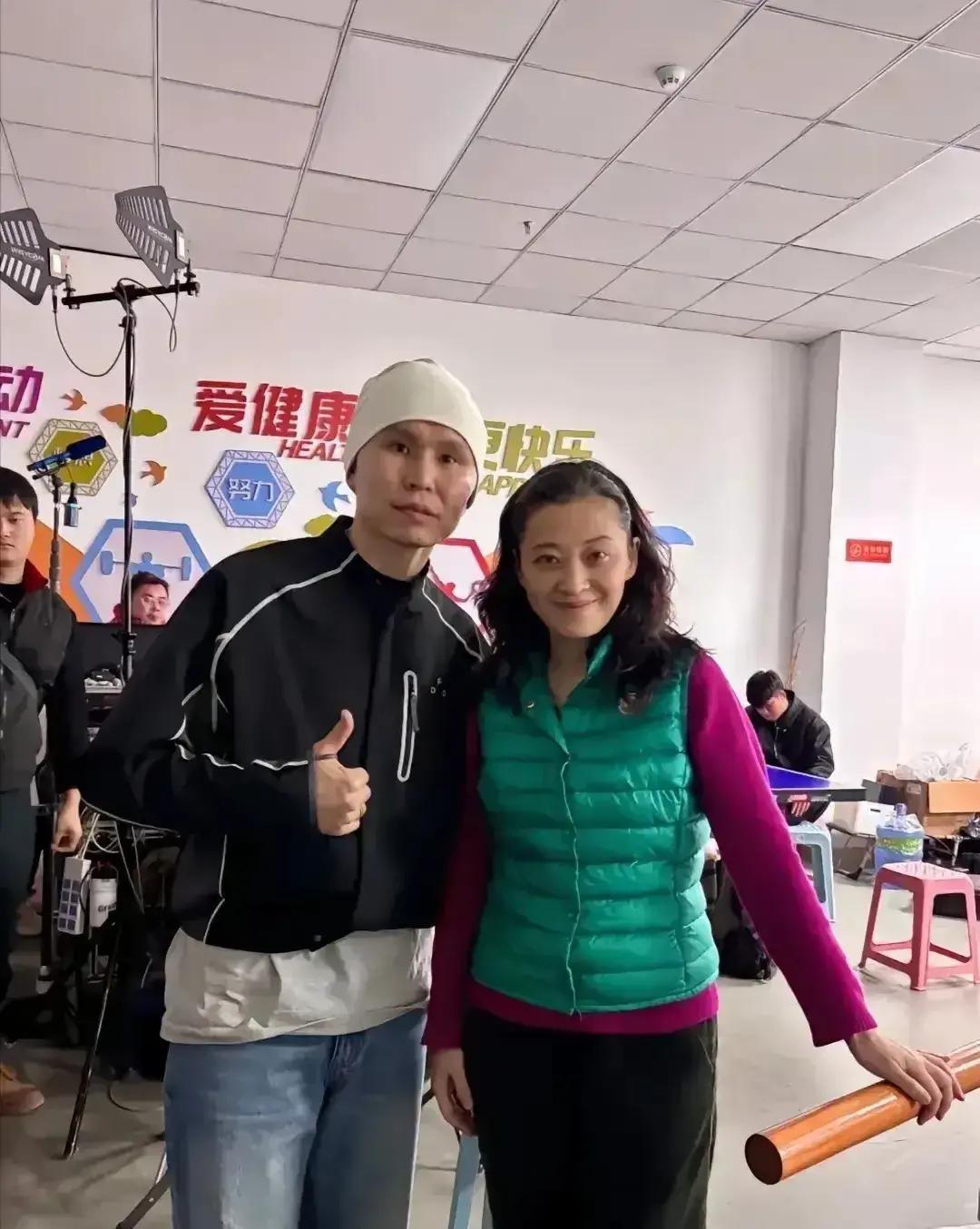 梅婷素颜出门被拍，绿马甲配玫红毛衣被吐槽显老。照片没修没滤镜，法令纹松弛全在