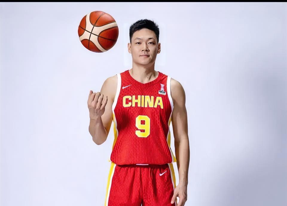 郭仕强这次的男篮选人，不少球迷都觉得有点固执！昨天他敲定了赴韩客场名单，只带赵