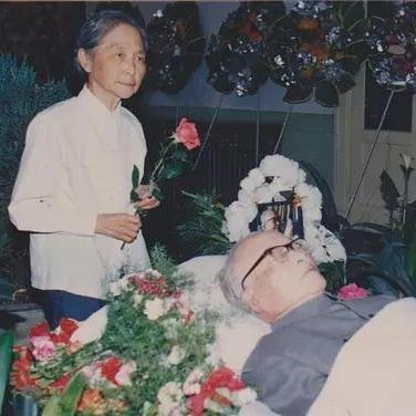 1988年，沈从文和夫人张兆和，最后一次合影，望着丈夫冰冷的遗体，张兆和若有所思