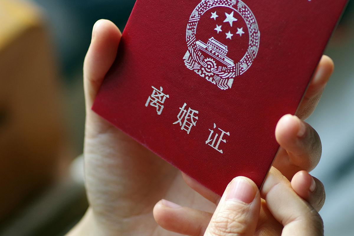 一女子看不上前夫，觉得前夫没出息，提出了离婚，带走了孩子和分割几十万元现金。觉得