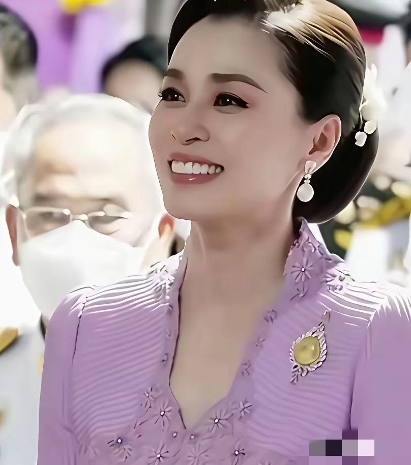 没有婆婆压制的泰王后苏提达越来越自信大方了，笑容也更多了。和泰王也越来越恩爱