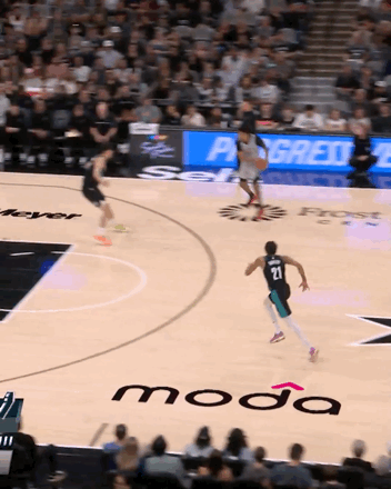 杨瀚森登场10分钟2分2篮板1助攻2盖帽衔接段作为替补中锋，进攻端确实没怎