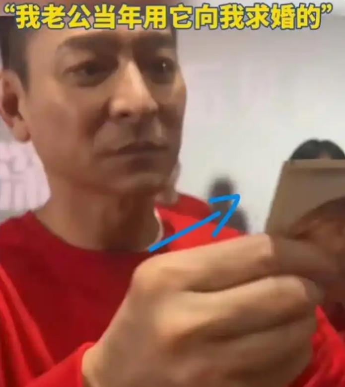 【粉丝拿30年前签名，找刘德华鉴定真伪，华哥高情商回复】2024年，刘德华携《