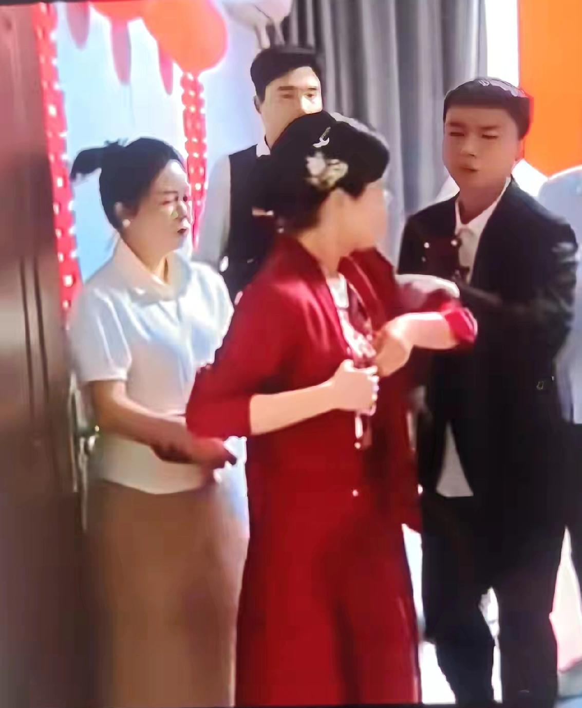 彩礼分文不取，婚礼当天婆婆竟因这事拦着我妈不让进门，这婚我不结了！订婚时婆