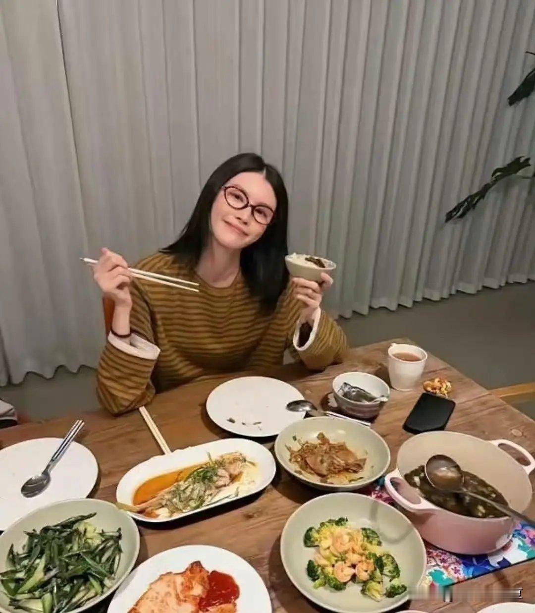 何穗晒陈伟霆做的五菜一汤：内娱最踏实的甜！帅脸配厨艺真的绝杀 ​