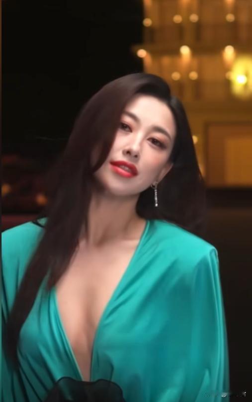 朱珠颁奖礼后台低头瞬间火了：不是靠家世撑场面，她的硬气藏在细节里✨华表奖后台，