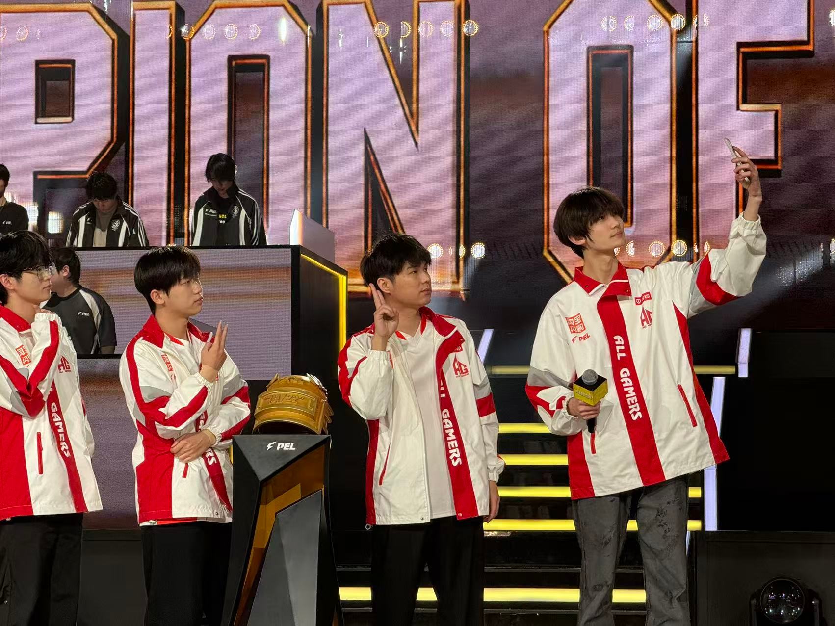 恭喜AG拿下PEL队史首个周冠！高额积分稳稳锁定胜局，一路的汗水和坚持终于换来捧