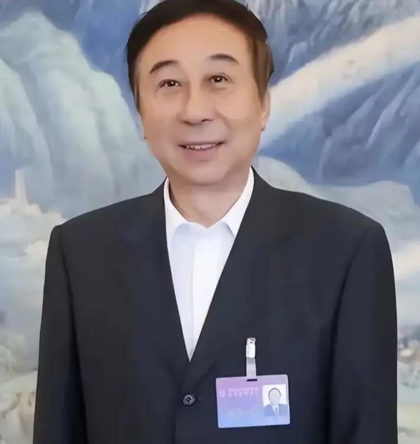 【曲协主席冯巩再惹争议，上任之后热衷短视频，被指一事无成！】近日，曲协主席、著